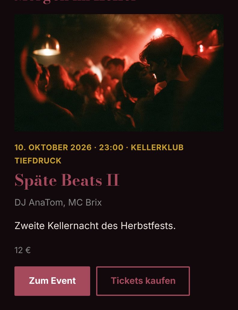 Ein Event-Block in der Newsletter-Vorschau mit Bild, Meta-Zeile, Titel, Besetzung, Preis und zwei Buttons.